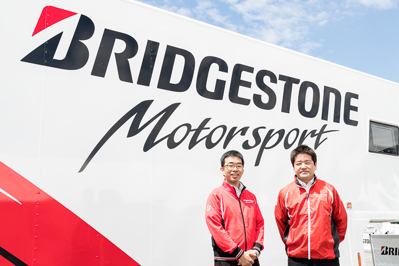 ブリヂストンでSUPER GTの戦いをサポートする MSタイヤ開発部 設計第2ユニットリーダー 松本真幸氏（左）、モータースポーツ推進部 モータースポーツ推進ユニットリーダー 中村健志氏（右）