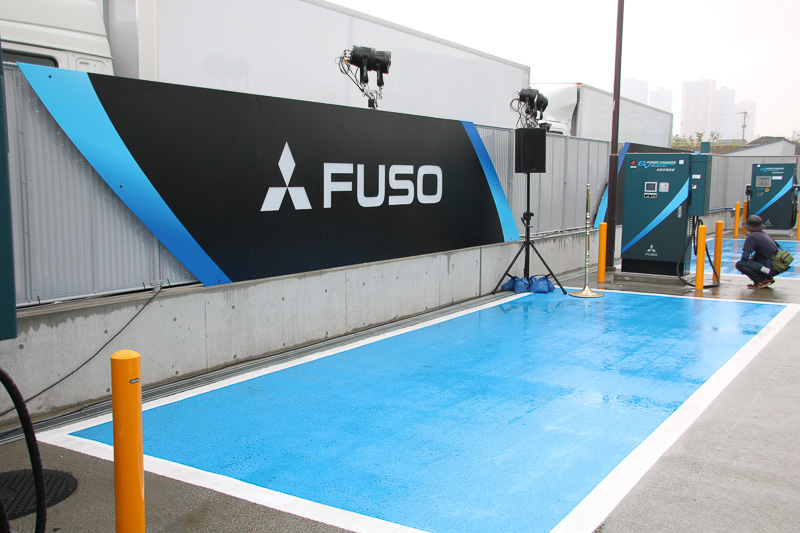 EV Power Chargerは小型トラックのサイズに対応する駐車スペースを備える