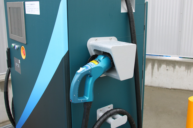 こちらがCHAdeMO方式の充電ソケット