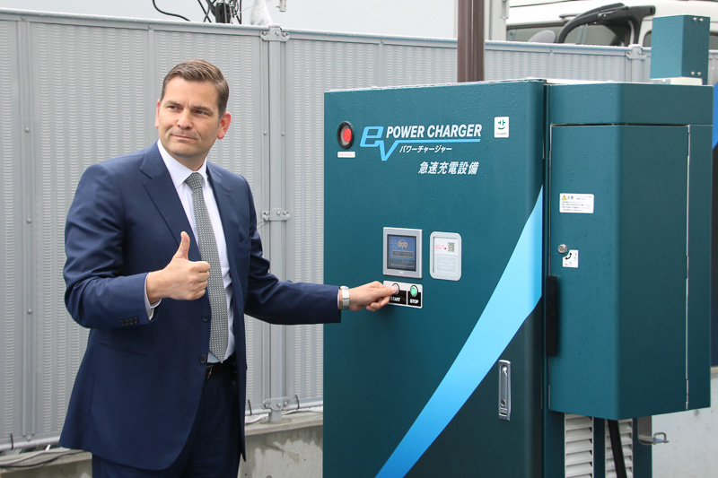 自ら充電器のスイッチを押して充電開始