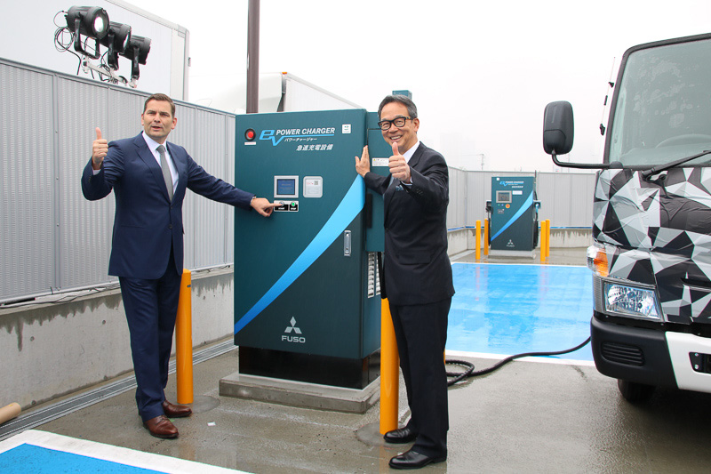 マーク・リストセーヤ氏と松永和夫氏が充電器の前でポーズ