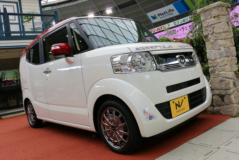 「N-BOX スラッシュ」の「国際バラとガーデニングショウ スペシャルカスタマイズモデル」
