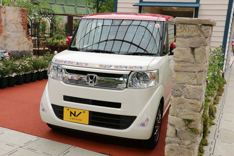 ボディカラーは2トーンカラーの「プレミアムホワイト・パールII＆レッド」