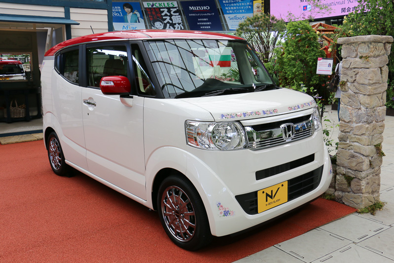 ボディカラーは2トーンカラーの「プレミアムホワイト・パールII＆レッド」