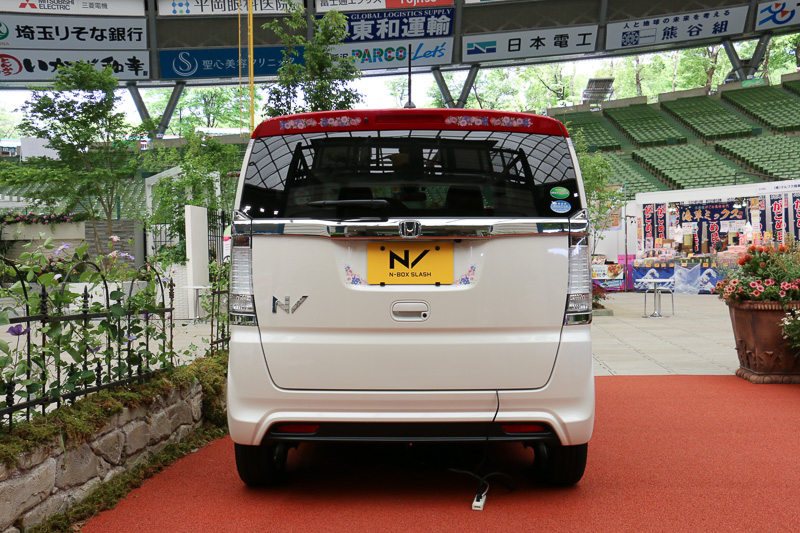 ボディカラーは2トーンカラーの「プレミアムホワイト・パールII＆レッド」