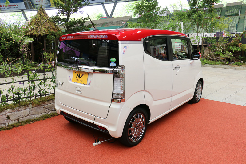 ボディカラーは2トーンカラーの「プレミアムホワイト・パールII＆レッド」