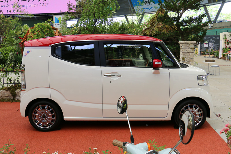 ホンダアクセスの15インチアルミホイール「MS-023」（ネオサテンフィニッシュ）を装着