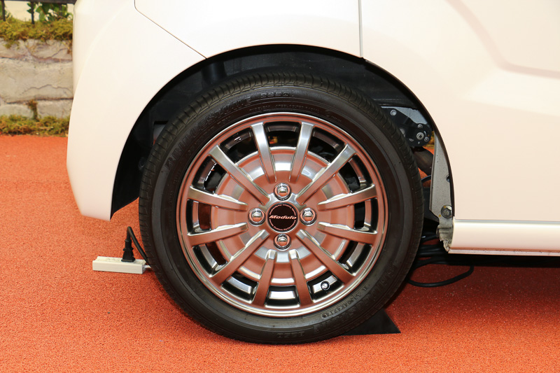 ホンダアクセスの15インチアルミホイール「MS-023」（ネオサテンフィニッシュ）を装着