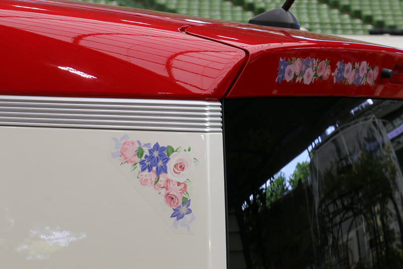 ボンネットやバンパー、Cピラー、リアハッチなどにバラのステッカーを装着している
