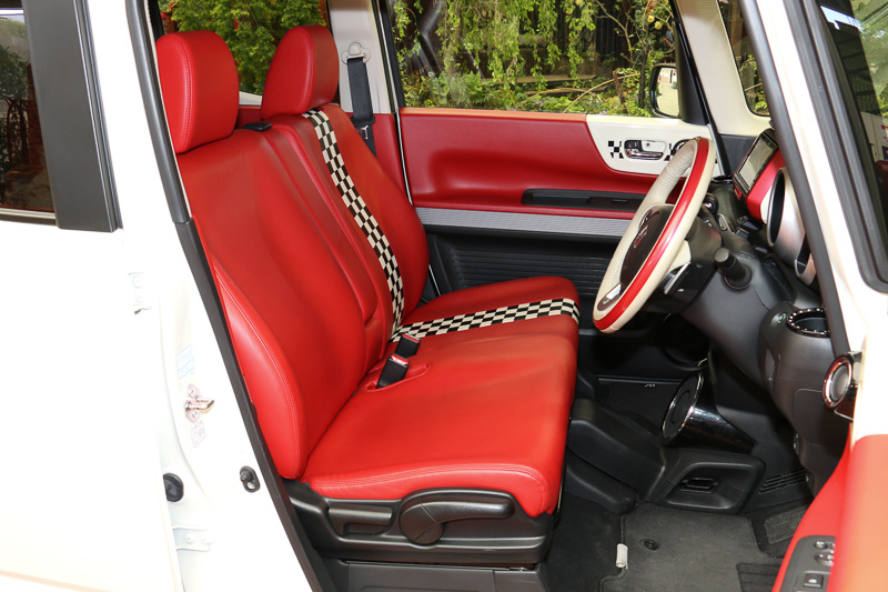 車内はオプションの「インテリアカラーパッケージ」で用意されている、“カリフォルニアのロードサイドで営業するダイナーレストランの店内”をイメージしたという「ダイナースタイル」