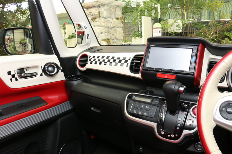 車内はオプションの「インテリアカラーパッケージ」で用意されている、“カリフォルニアのロードサイドで営業するダイナーレストランの店内”をイメージしたという「ダイナースタイル」