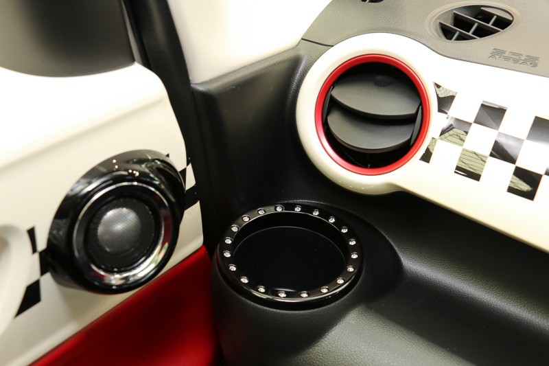 インパネにはホンダアクセスが純正用品としてラインアップしている「ドリンクホルダーリング」（1万2960円）や「インテリアデコレーション（シフトゲートカバー）」（7020円）を装着。光を反射するスワロフスキー・クリスタルがアクセントとなっている