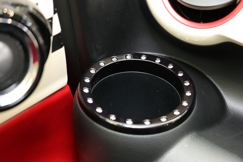 インパネにはホンダアクセスが純正用品としてラインアップしている「ドリンクホルダーリング」（1万2960円）や「インテリアデコレーション（シフトゲートカバー）」（7020円）を装着。光を反射するスワロフスキー・クリスタルがアクセントとなっている