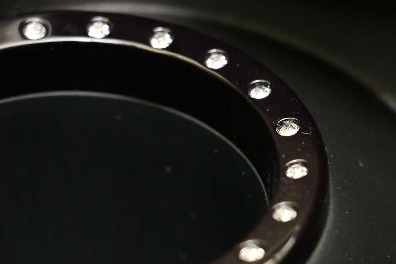 インパネにはホンダアクセスが純正用品としてラインアップしている「ドリンクホルダーリング」（1万2960円）や「インテリアデコレーション（シフトゲートカバー）」（7020円）を装着。光を反射するスワロフスキー・クリスタルがアクセントとなっている