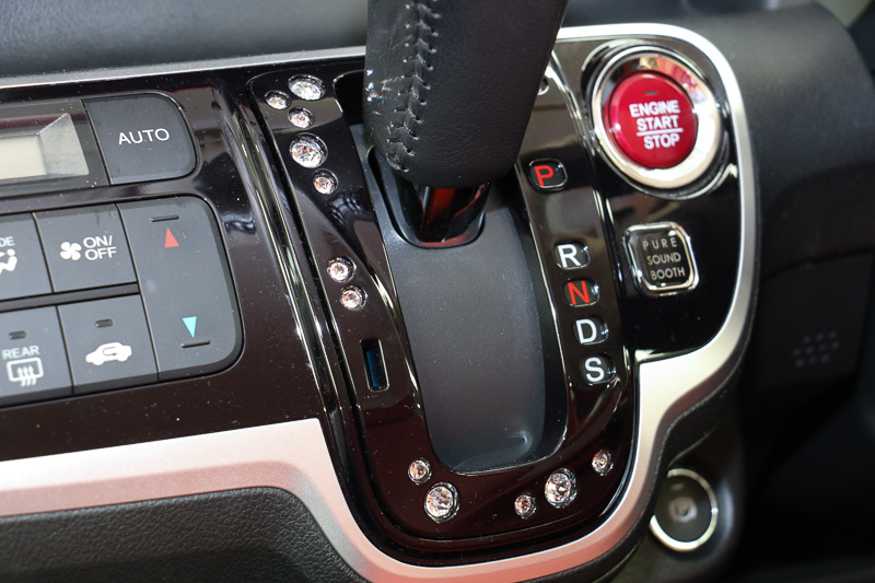 インパネにはホンダアクセスが純正用品としてラインアップしている「ドリンクホルダーリング」（1万2960円）や「インテリアデコレーション（シフトゲートカバー）」（7020円）を装着。光を反射するスワロフスキー・クリスタルがアクセントとなっている