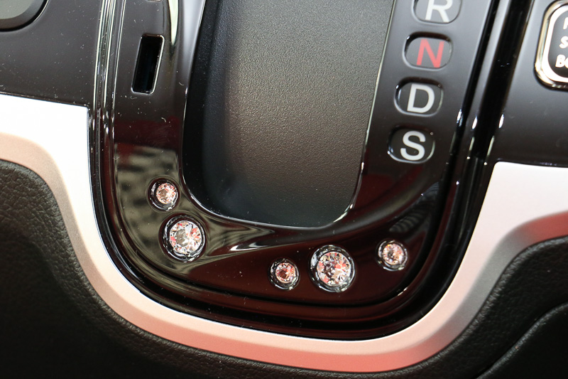 インパネにはホンダアクセスが純正用品としてラインアップしている「ドリンクホルダーリング」（1万2960円）や「インテリアデコレーション（シフトゲートカバー）」（7020円）を装着。光を反射するスワロフスキー・クリスタルがアクセントとなっている