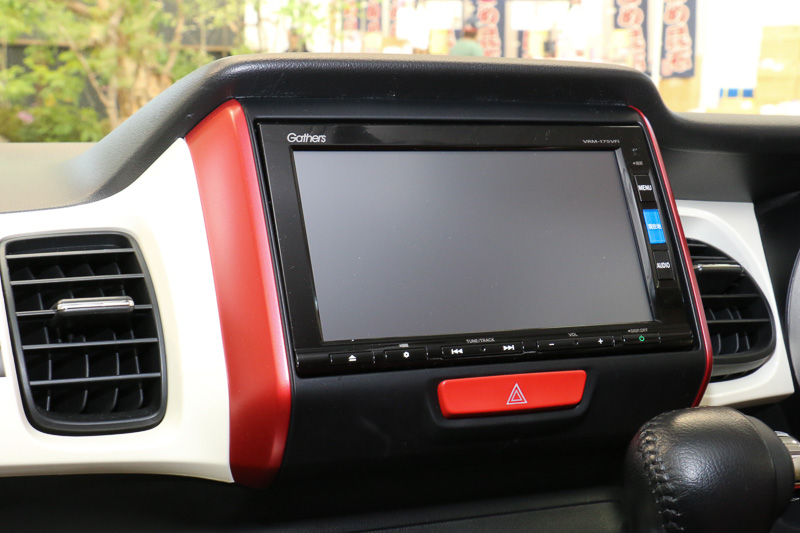 「Apple CarPlay」にも対応するスタンダード インターナビ「VRM-175VFi」（15万6600円）を装着