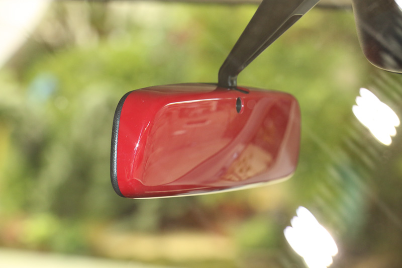 ダイナースタイルの内装とコーディネートしたレッドの「ルームミラーカバー」（4320円）