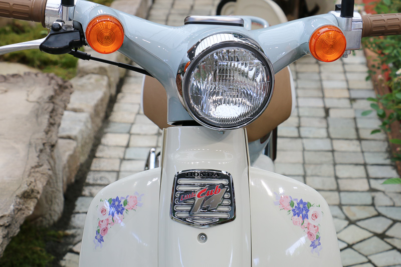 レッグシールドやサイドカバーにバラのステッカーを装着