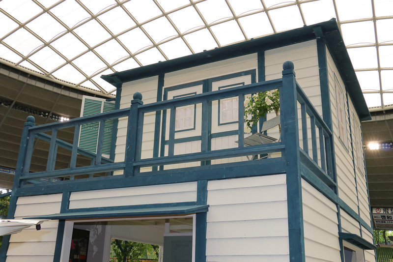 今年のブースでは2階にバルコニーを設置。はしごを使って上がれる設計となっているが、会期中は安全面への配慮から立入制限される