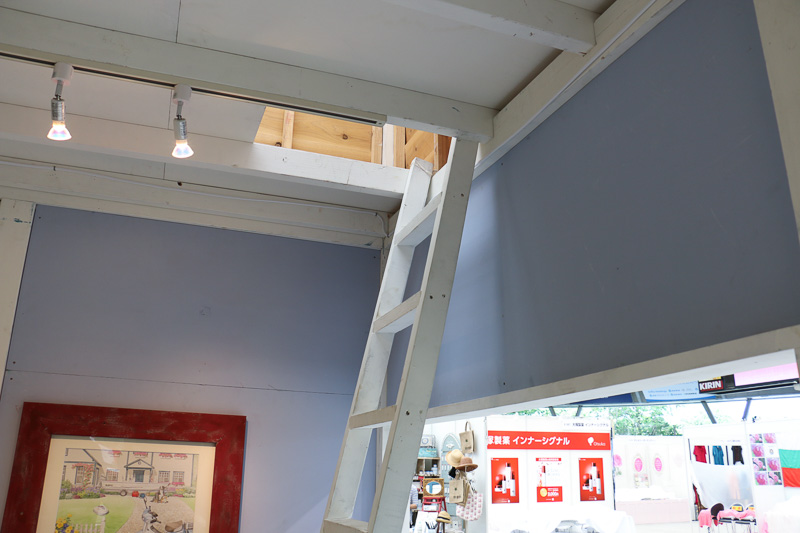 今年のブースでは2階にバルコニーを設置。はしごを使って上がれる設計となっているが、会期中は安全面への配慮から立入制限される