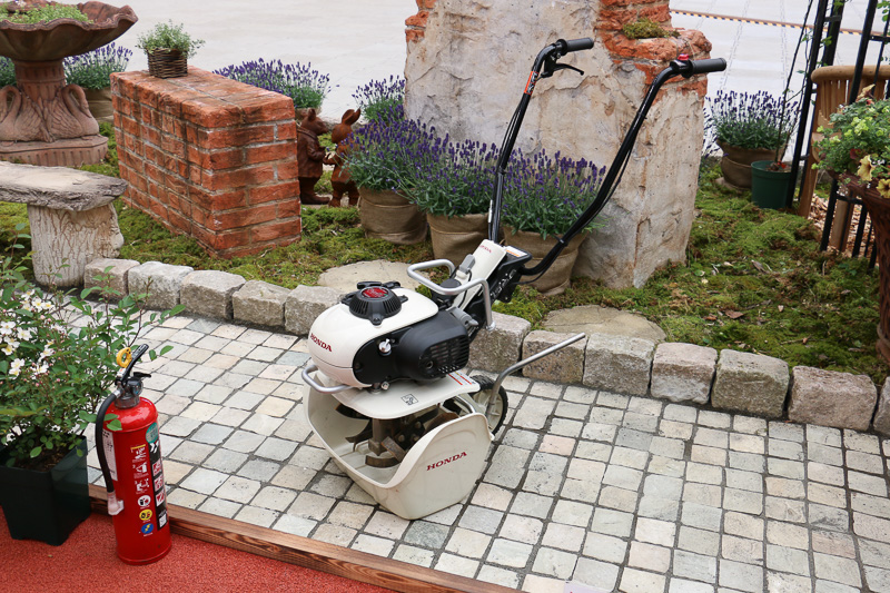 耕うん機の「ピアンタ FV200」（左）やガスパワー発電機の「エネポ EU9iGB」（中央、右）なども参考出品