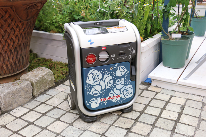 耕うん機の「ピアンタ FV200」（左）やガスパワー発電機の「エネポ EU9iGB」（中央、右）なども参考出品