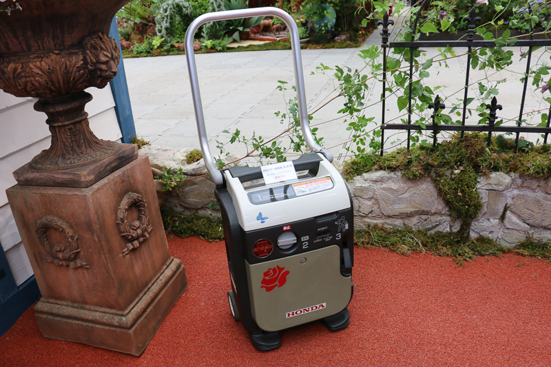 耕うん機の「ピアンタ FV200」（左）やガスパワー発電機の「エネポ EU9iGB」（中央、右）なども参考出品