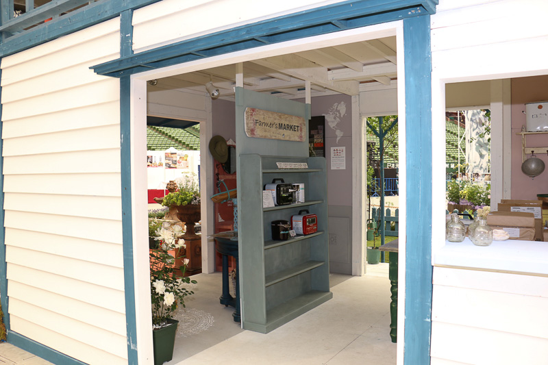 屋内では製品展示に加え、アメリカで1960年代に行なわれた「ナイセスト・ピープル・キャンペーン」のポスターも飾られている