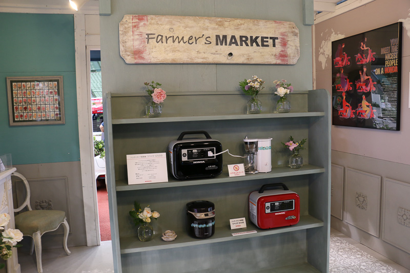 屋内では製品展示に加え、アメリカで1960年代に行なわれた「ナイセスト・ピープル・キャンペーン」のポスターも飾られている