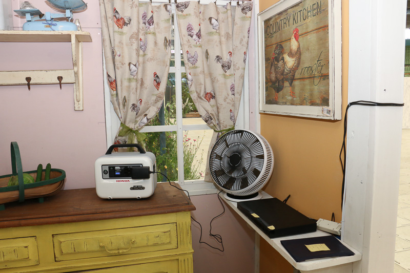 N-BOX スラッシュのラゲッジスペースなどに置かれて展示と稼動デモを行なっていたハンディタイプ蓄電機「LiB-AID E500」。解説パネルには「2017年夏、発売予定」の文字