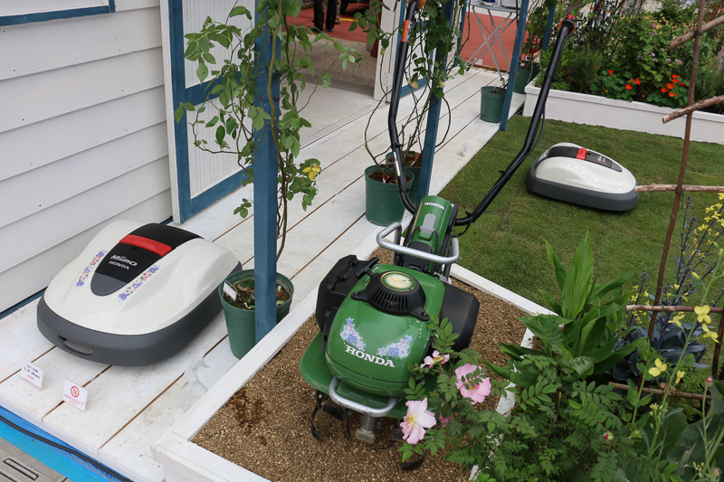 ロボット芝刈機「Miimo」（中央はグリーンに塗装されたピアンタ FV200）