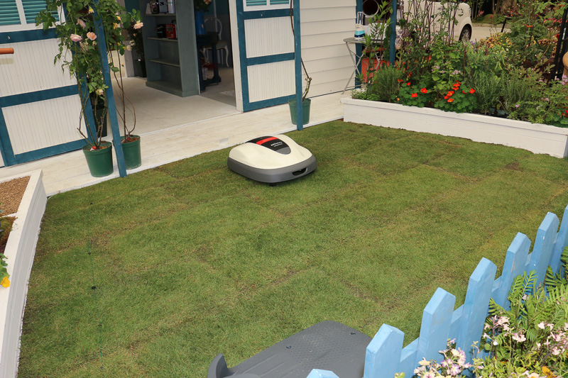 芝生の庭でMiimoのデモンストレーションも行なわれる