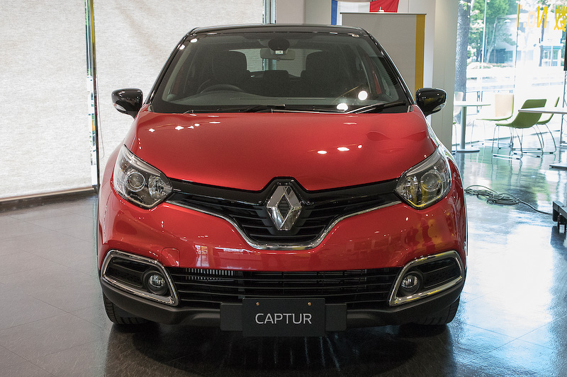 「キャプチャー プレミアム」の2トーン仕様。赤い方がルージュ フラムM＋ノワール エトワールM。白い方がイヴォワール＋ノワール エトワールM