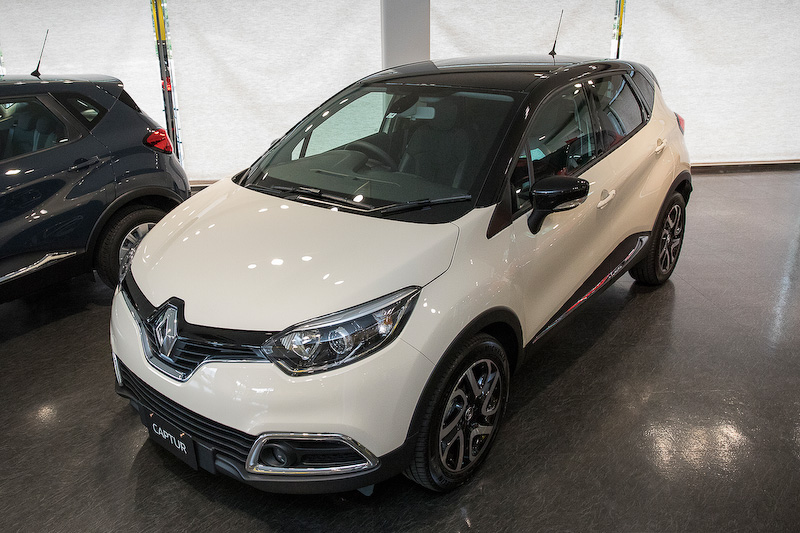 「キャプチャー プレミアム」の2トーン仕様。赤い方がルージュ フラムM＋ノワール エトワールM。白い方がイヴォワール＋ノワール エトワールM