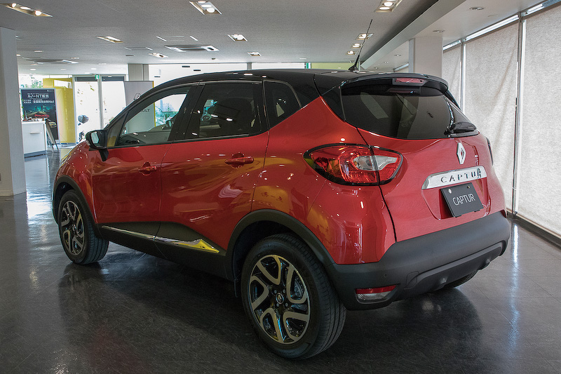 「キャプチャー プレミアム」の2トーン仕様。赤い方がルージュ フラムM＋ノワール エトワールM。白い方がイヴォワール＋ノワール エトワールM