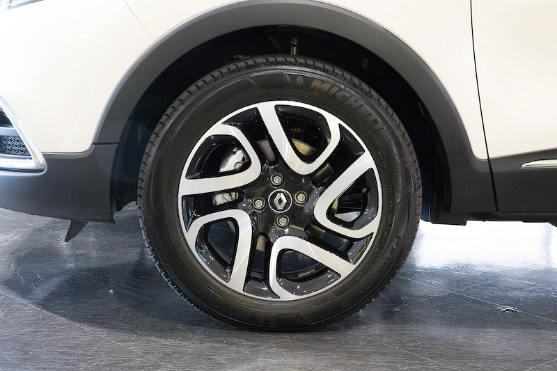 キャプチャー プレミアムは17インチアロイホイールが標準装備される。タイヤサイズは前後とも205/55 R17