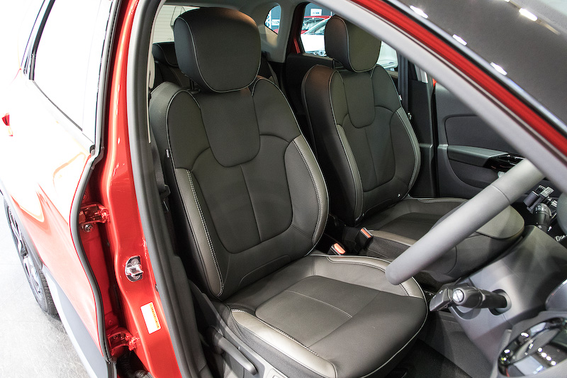 キャプチャー プレミアムのインテリア。レザーシート（前席シートヒーター付き）、レザーハンドル、レザーパーキングレバーなどが専用装備になる。なお、キャプチャーの標準車のシートは脱着可能なジップシートクロスだが、このシートは取り外しはできない