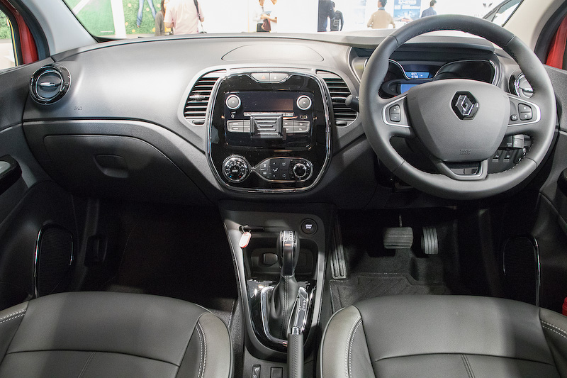 キャプチャー プレミアムのインテリア。レザーシート（前席シートヒーター付き）、レザーハンドル、レザーパーキングレバーなどが専用装備になる。なお、キャプチャーの標準車のシートは脱着可能なジップシートクロスだが、このシートは取り外しはできない