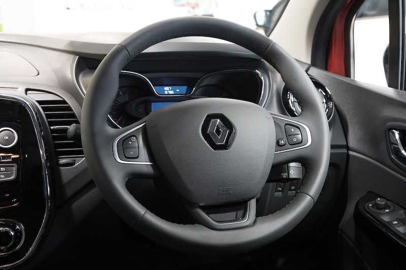 スポーティなステアリング。スポークに付いているのはクルーズコントロール系の操作ボタン。右のスポーク部にある小さいボタンはハンズフリー通話のボタン。メーターはタコが針式、スピードはセンターのモニターに数字で表示される