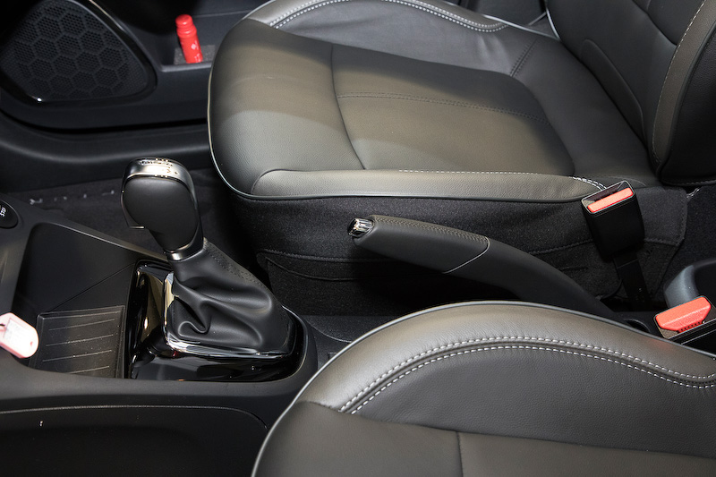 レザーパーキングレバーを装備