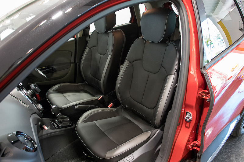 助手席にはチャイルドシート固定用のISO FIXが付く。プレミアムとエクスプレッションでは材質のみならずシートデザインもやや異なる