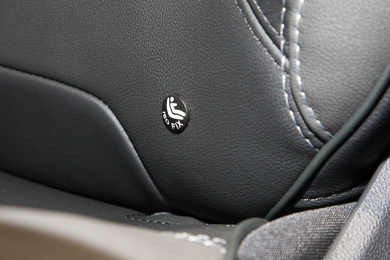 助手席にはチャイルドシート固定用のISO FIXが付く。プレミアムとエクスプレッションでは材質のみならずシートデザインもやや異なる