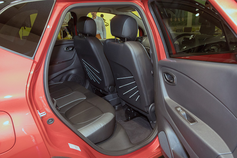 リアシートは前後に160mmのスライドが可能で、後方にもっとも下げると足下に640mmのスペースが生まれる。シートバックのコードポケットは個性的なデザインになっている。トランクの広さも十分で、フロアボードを外すと下にもスペースが用意されている