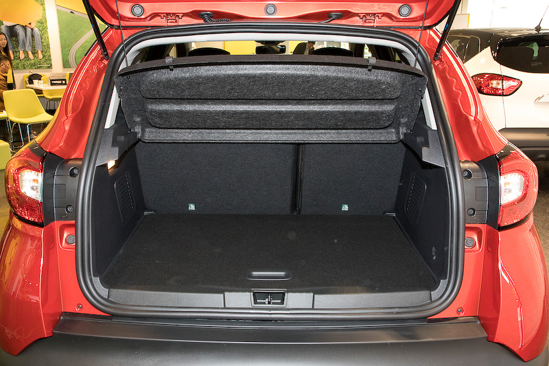 リアシートは前後に160mmのスライドが可能で、後方にもっとも下げると足下に640mmのスペースが生まれる。シートバックのコードポケットは個性的なデザインになっている。トランクの広さも十分で、フロアボードを外すと下にもスペースが用意されている