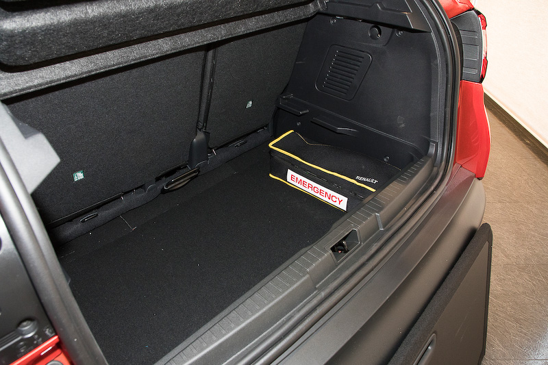 リアシートは前後に160mmのスライドが可能で、後方にもっとも下げると足下に640mmのスペースが生まれる。シートバックのコードポケットは個性的なデザインになっている。トランクの広さも十分で、フロアボードを外すと下にもスペースが用意されている