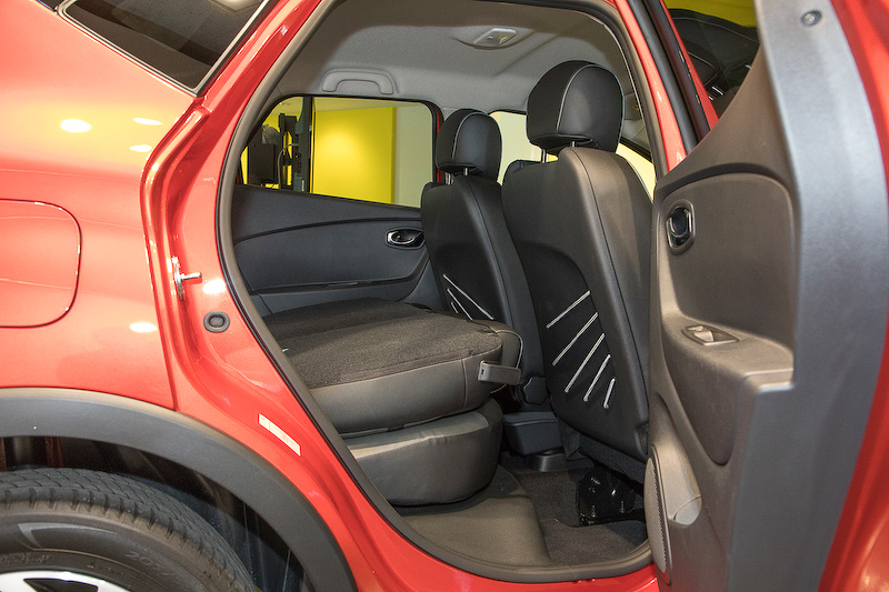 リアシートを倒した状態を横から見る。比較的フラットになるので使い勝手はよさそうだ