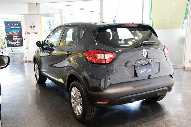 キャプチャー エクスプレッション。ボディカラーはモノトーンのブルーマリンフュメ