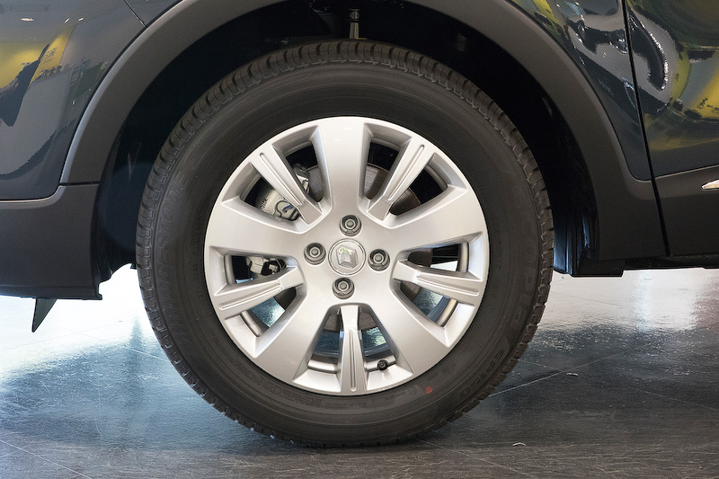 ホイールサイズは6.5J×16、タイヤサイズは205/60 R16