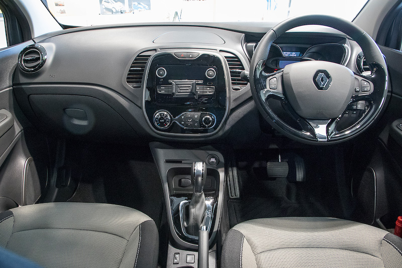 キャプチャー エクスプレッションのインテリア。こちらもシート生地は脱着不可のタイプを採用。ステアリングのデザインはプレミアムと異なっているが、組み込まれる機能は同じ